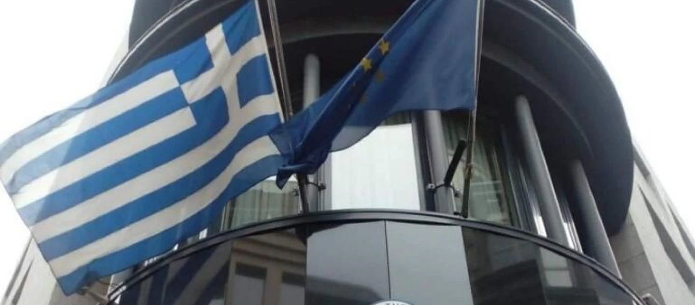 Βέλγιο: Μεσίστια η ελληνική σημαία στην πρεσβεία της Ελλάδας - Στη μνήμη του Κάρολου Παπούλια